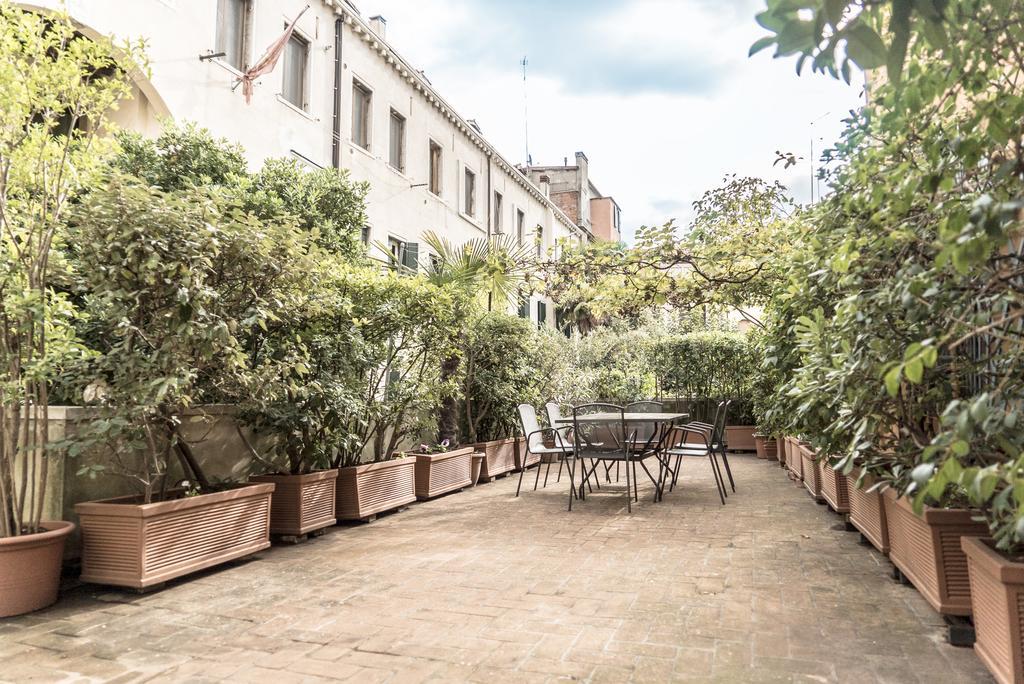 Accademia Terrazza Apartment Venesia Bagian luar foto