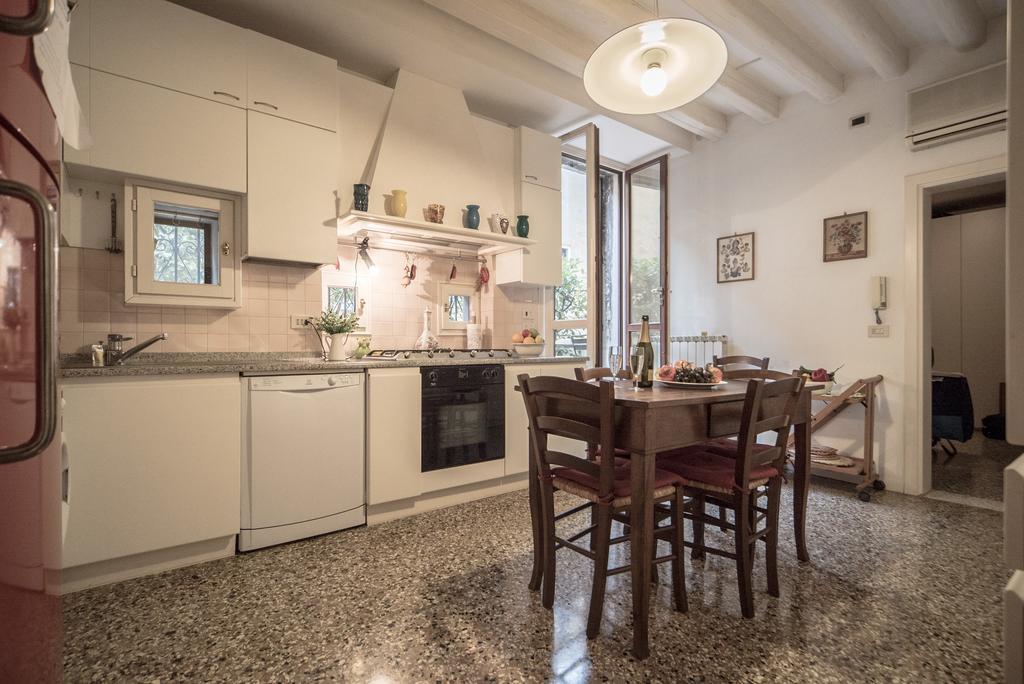Accademia Terrazza Apartment Venesia Bagian luar foto